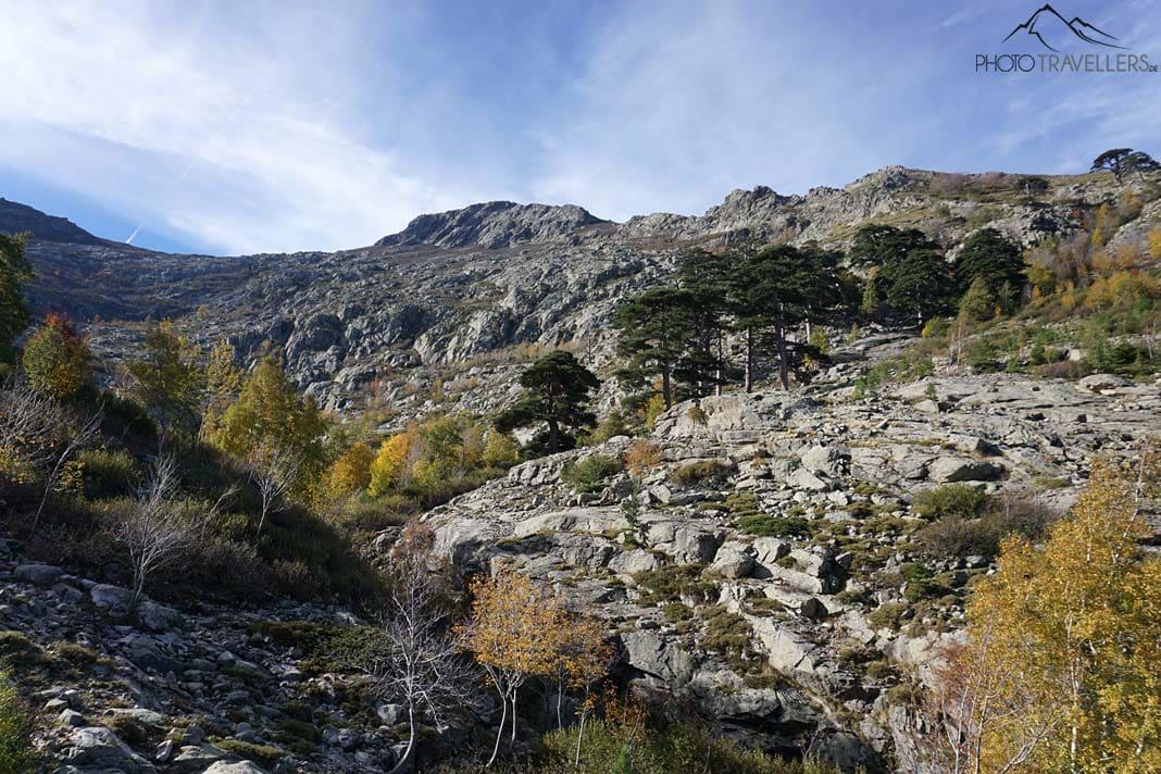 Le paysage rocheux avant le Lac de Nino