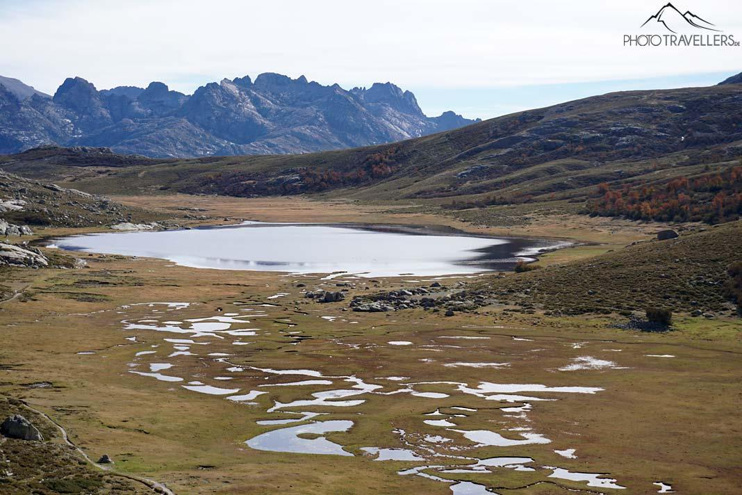 Vue éloignée sur le Lac de Nino, avec au fond le massif du Rotondo