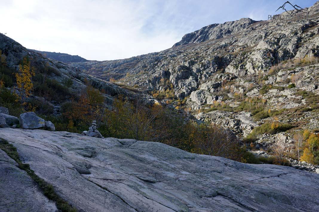 Un cairn sur une dalle de pierre