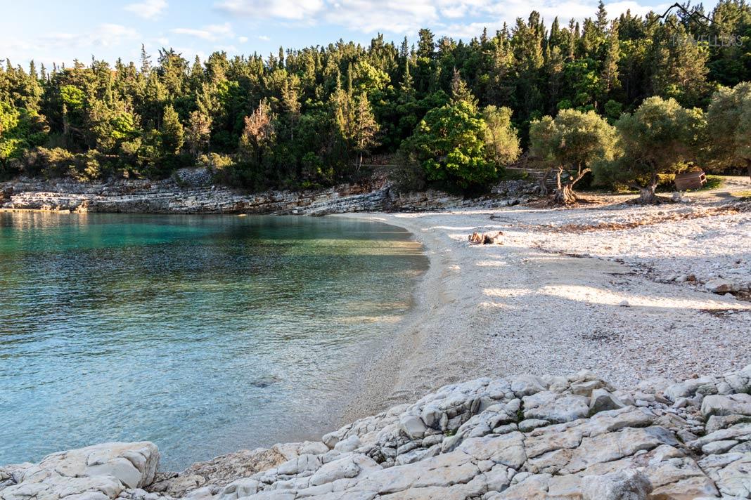 La relajante Playa Emplisi en el norte de Cefalonia