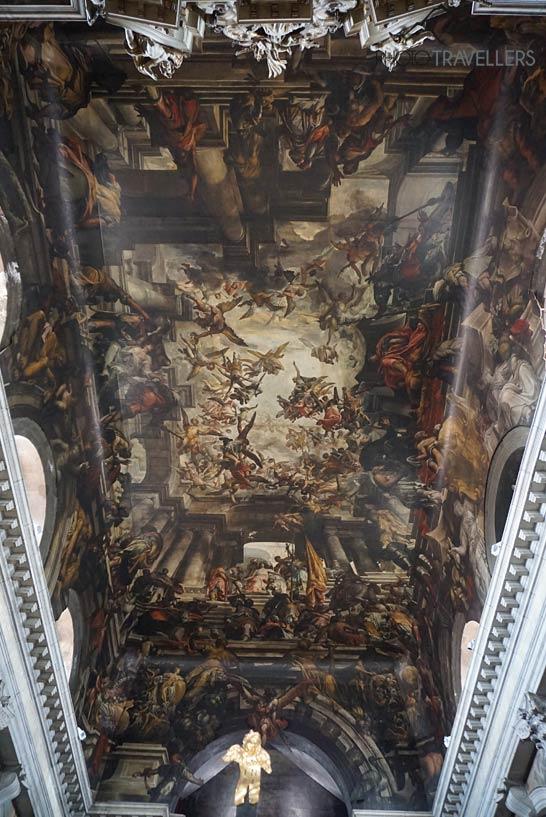 La peinture de plafond imposante dans l'église San Pantalon à Venise
