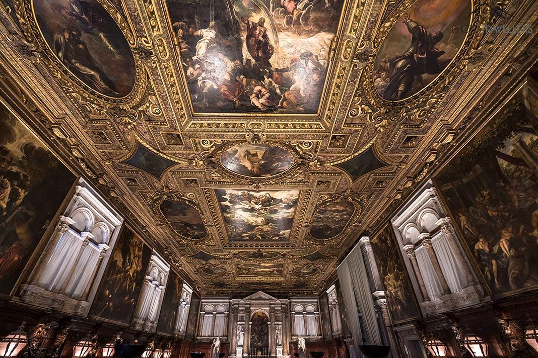 Le plafond richement décoré de la salle dorée dans la Scuola Grande di San Rocco à Venise