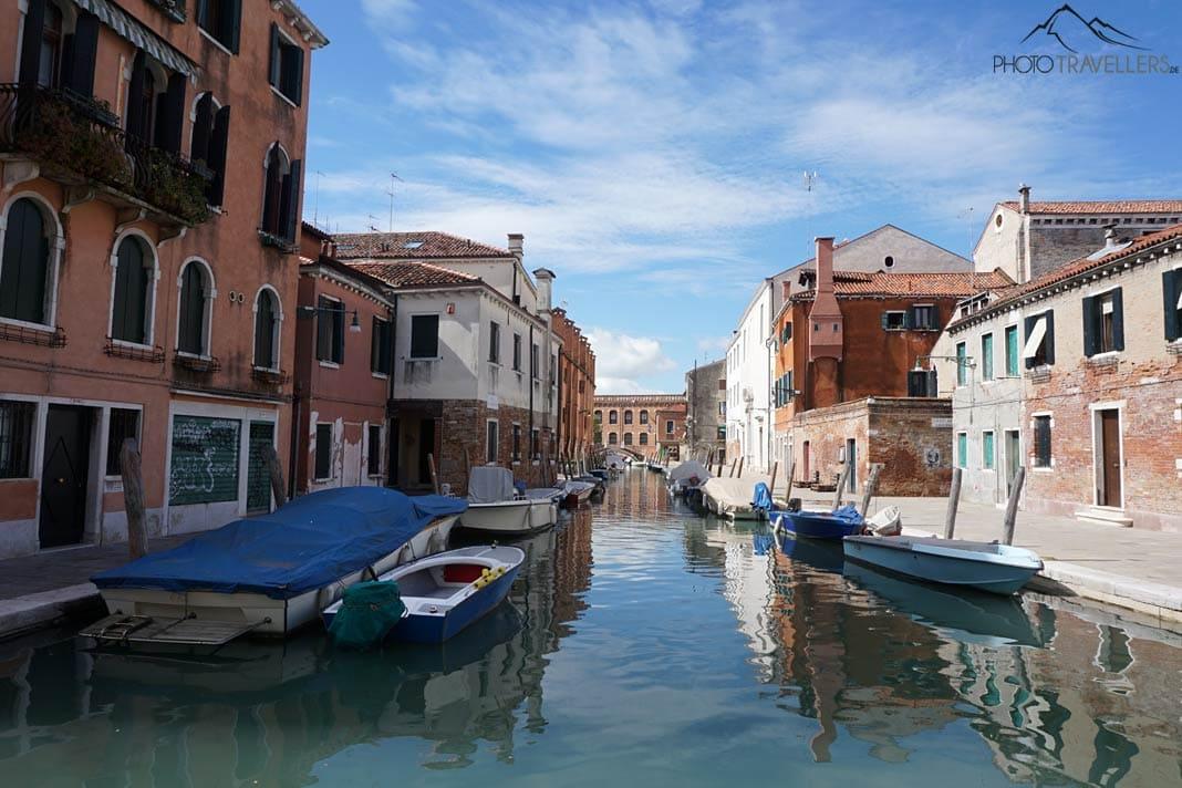 Un canal avec de petites barques dans le quartier de Dorsoduro à Venise