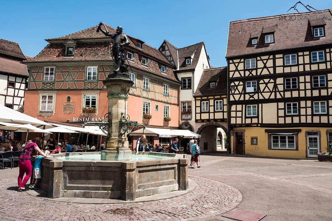 Le Fontaine Schwendi avec de belles maisons à colombages autour