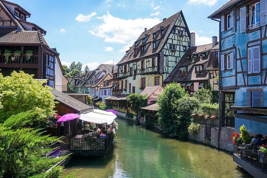 La rivière Lauch qui traverse "Klein-Venedig" à Colmar, entourée de maisons à colombages