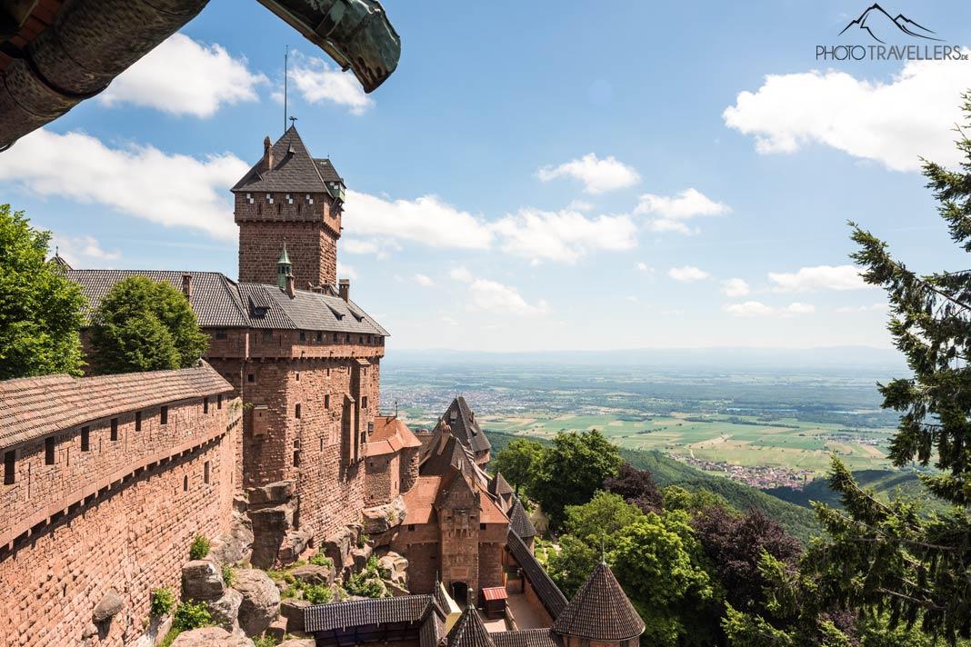 La vue de la Hohkönigsburg sur les murs et le paysage