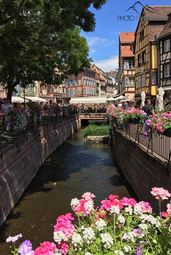 Le quai des pêcheurs avec des jardinières colorées à Colmar