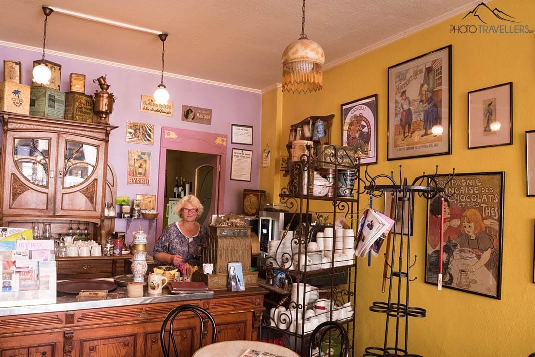 Le café Au Dore avec beaucoup de tableaux sur les murs à Colmar