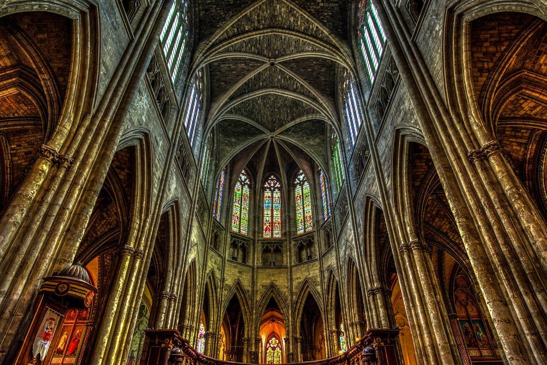 La conocida catedral en la ciudad de Burdeos
