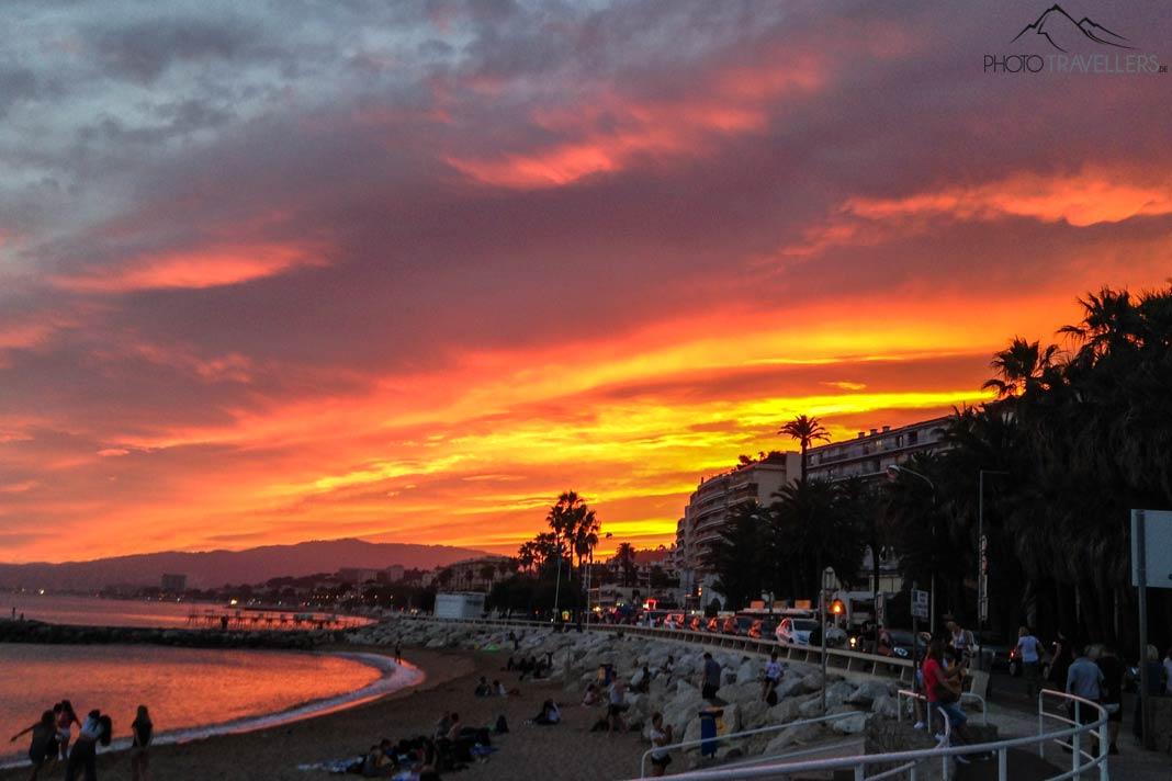 Una puesta de sol en la playa de la ciudad de Cannes