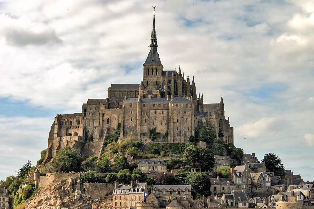 En el punto más alto de la isla se alza la majestuosa abadía de Mont-Saint-Michel.