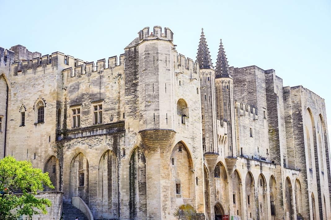 El poderoso Palacio de los Papas en Aviñón