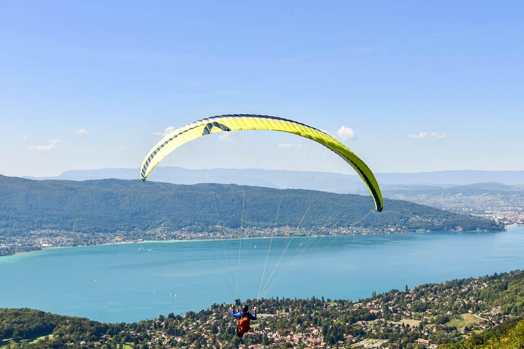 En el lago de Annecy puedes observar parapentistas