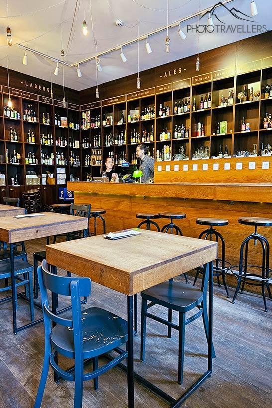 O balcão de um bar e muitas garrafas de cerveja nas prateleiras