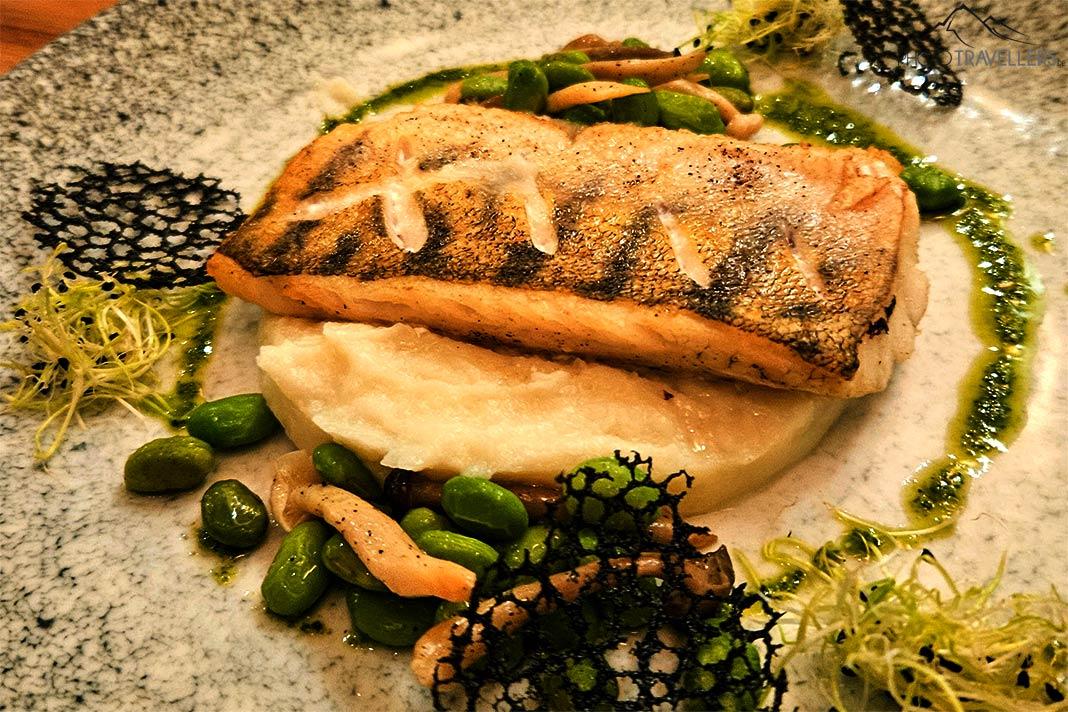 Prato com filé de peixe grelhado e acompanhamentos de verduras