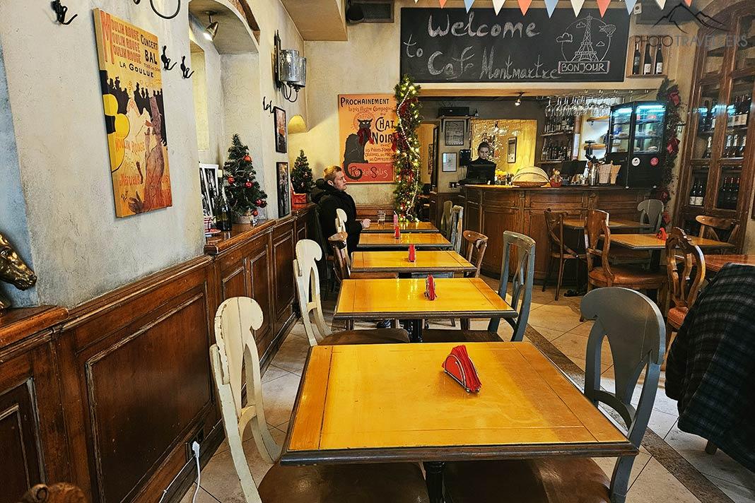 Mesa com clientes em um café