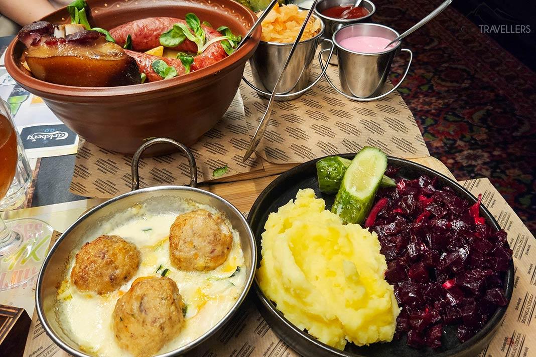 Vários potes com comida em uma mesa de um restaurante