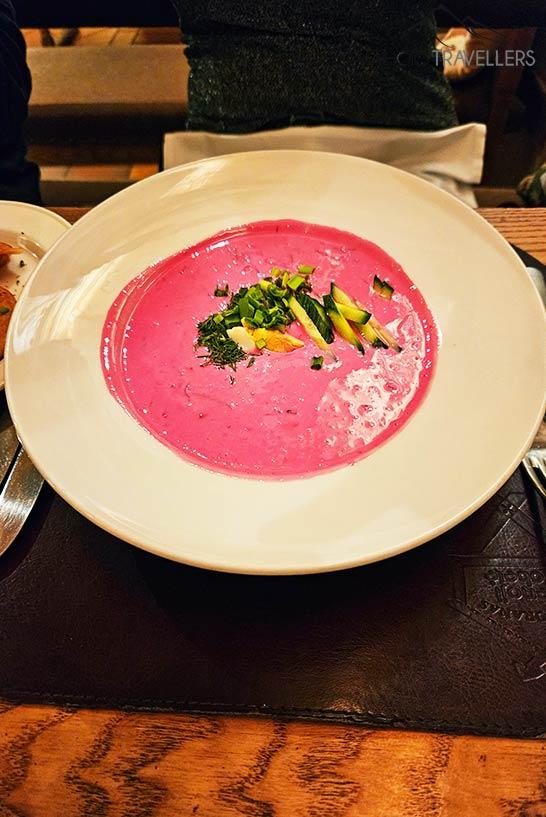 Um prato cheio de sopa lituana de beterraba