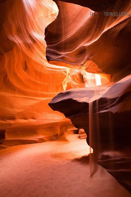Exposição longa no Antelope Canyon com areia fluindo