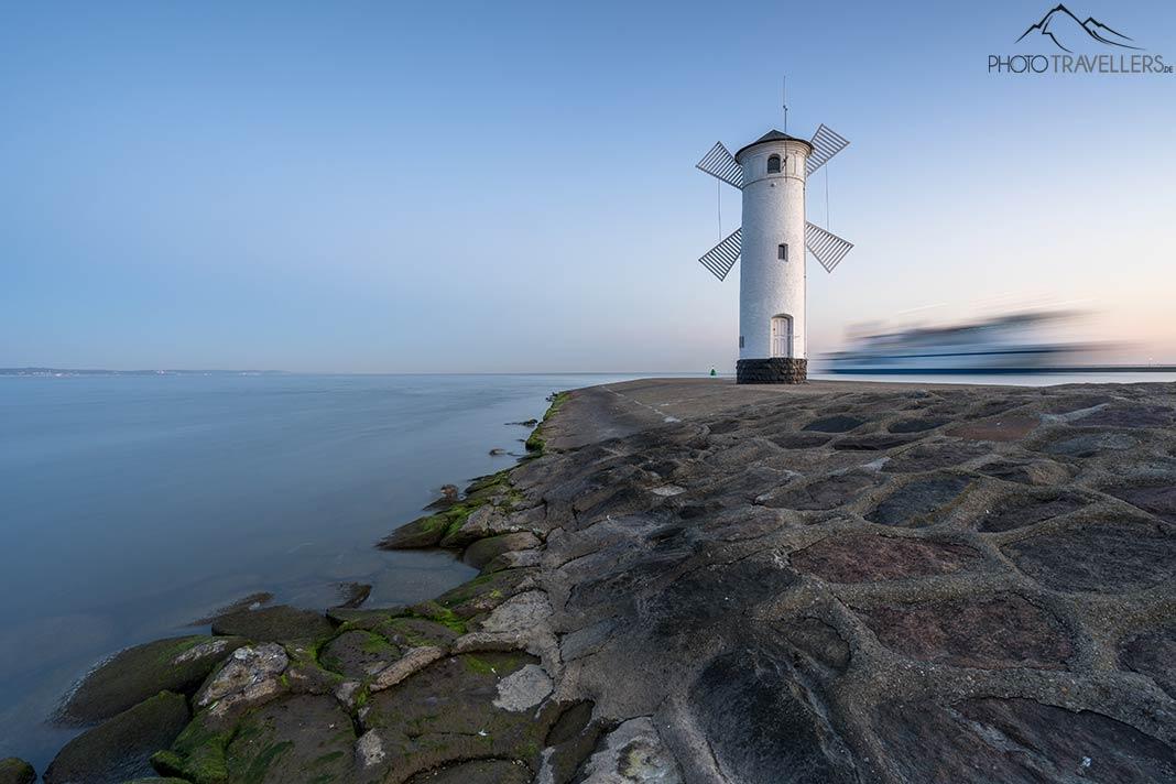 Exposição longa de um farol com um barco