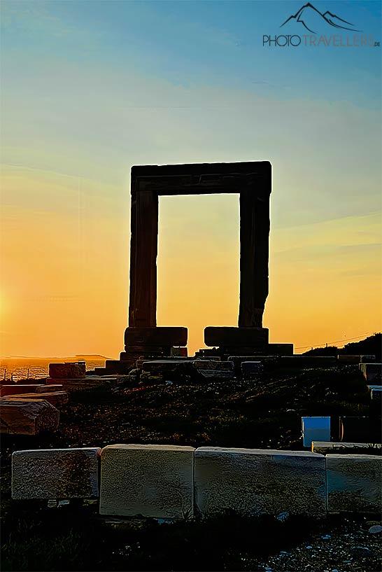 O histórico portal do templo Portara ao pôr do sol