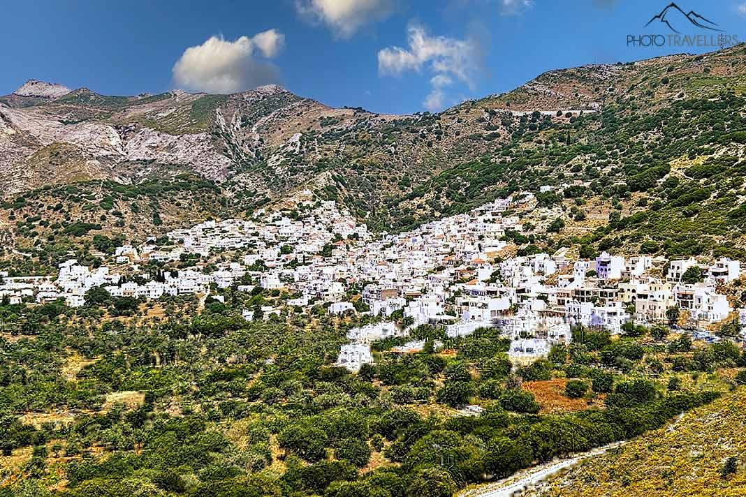 As casas brancas de Filoti estão embutidas na paisagem montanhosa verde