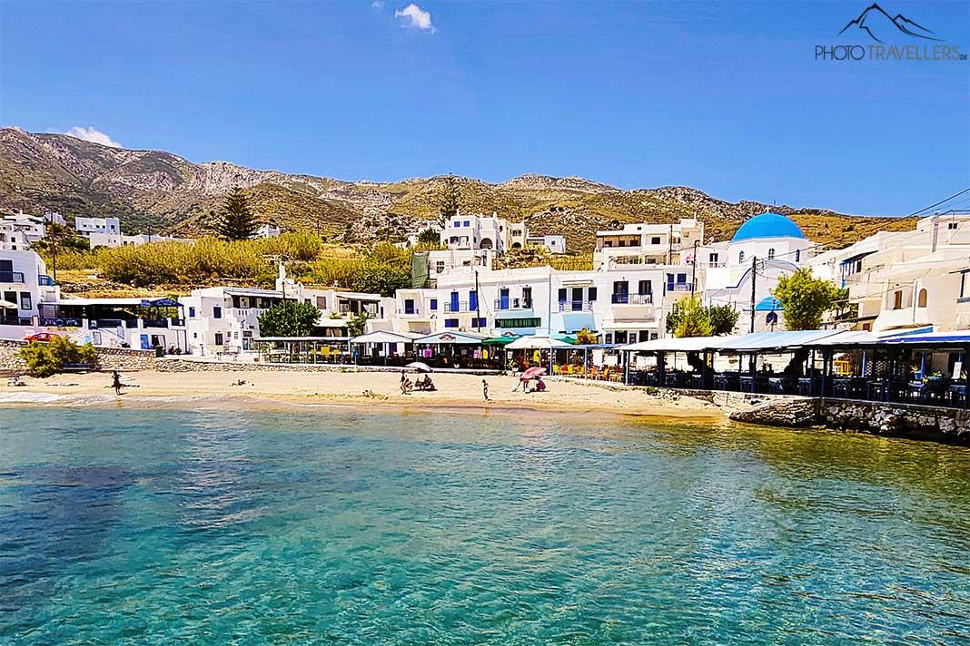 Ao redor da praia da pequena vila de Apollonas, estão tavernas e casas brancas