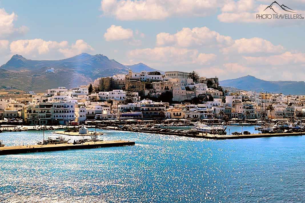 O porto e a cidade antiga da Chora de Naxos se misturam perfeitamente