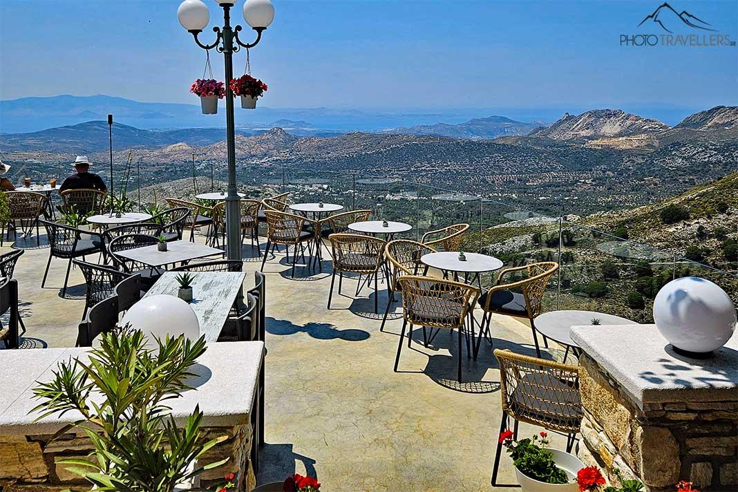 Mesas vazias na área externa do restaurante Rotonda com vista deslumbrante para o interior