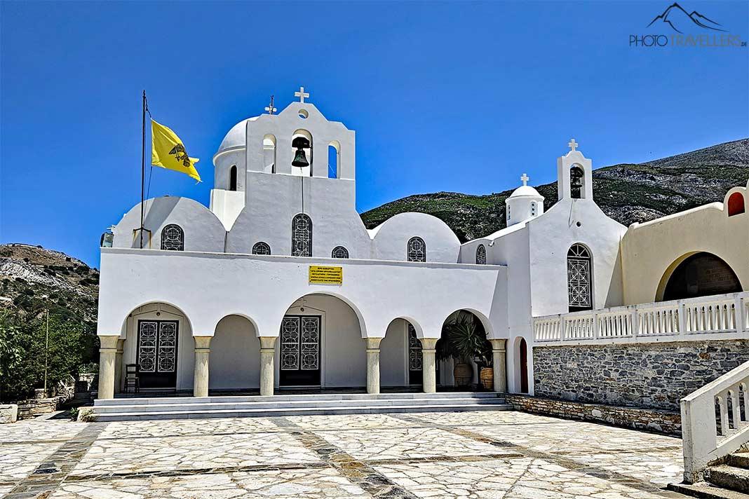 A igreja branca de Agia Irini encanta com arcos e colunas históricas
