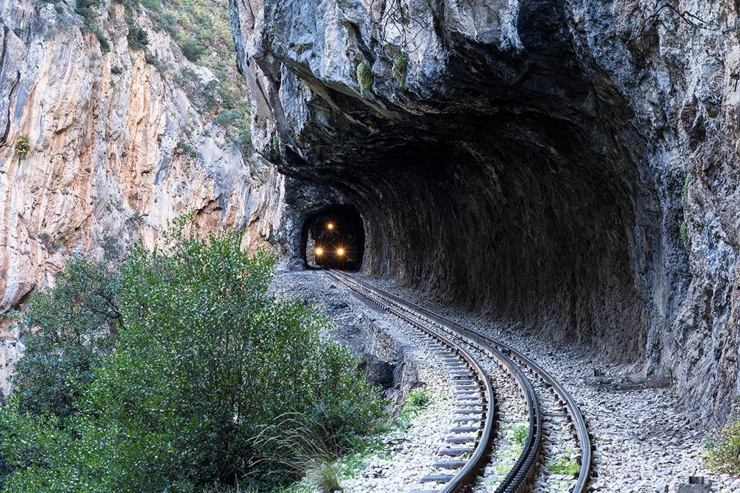 Le train dans la gorge de Vouraikos dans un tunnel