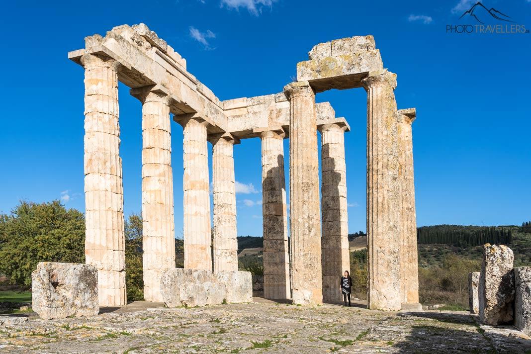 La blogueuse de voyage Biggi Bauer devant le temple de Zeus à Némée