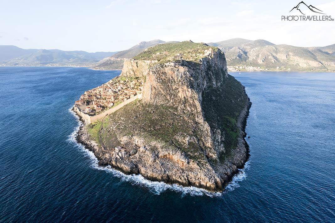 Vue aérienne de la ville de Monemvasia sur le rocher