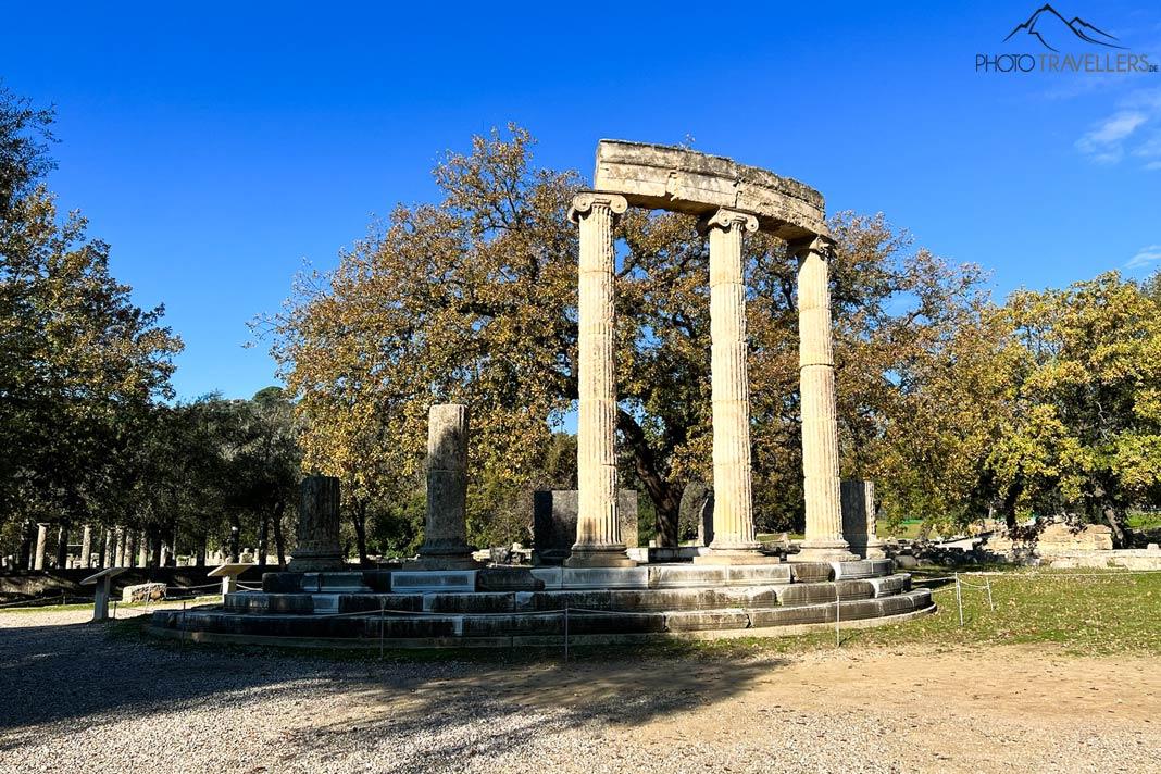 Les colonnes du Philippeion à l'antique Olympie