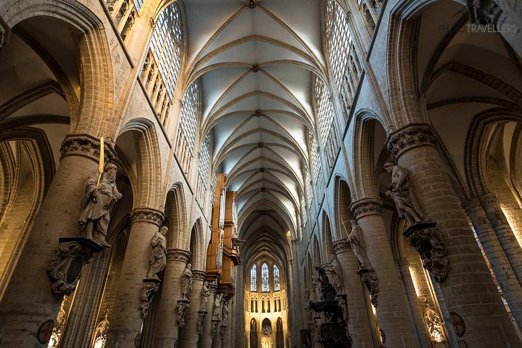 À l'intérieur de la cathédrale Saint-Michel et Sainte-Gudule à Bruxelles