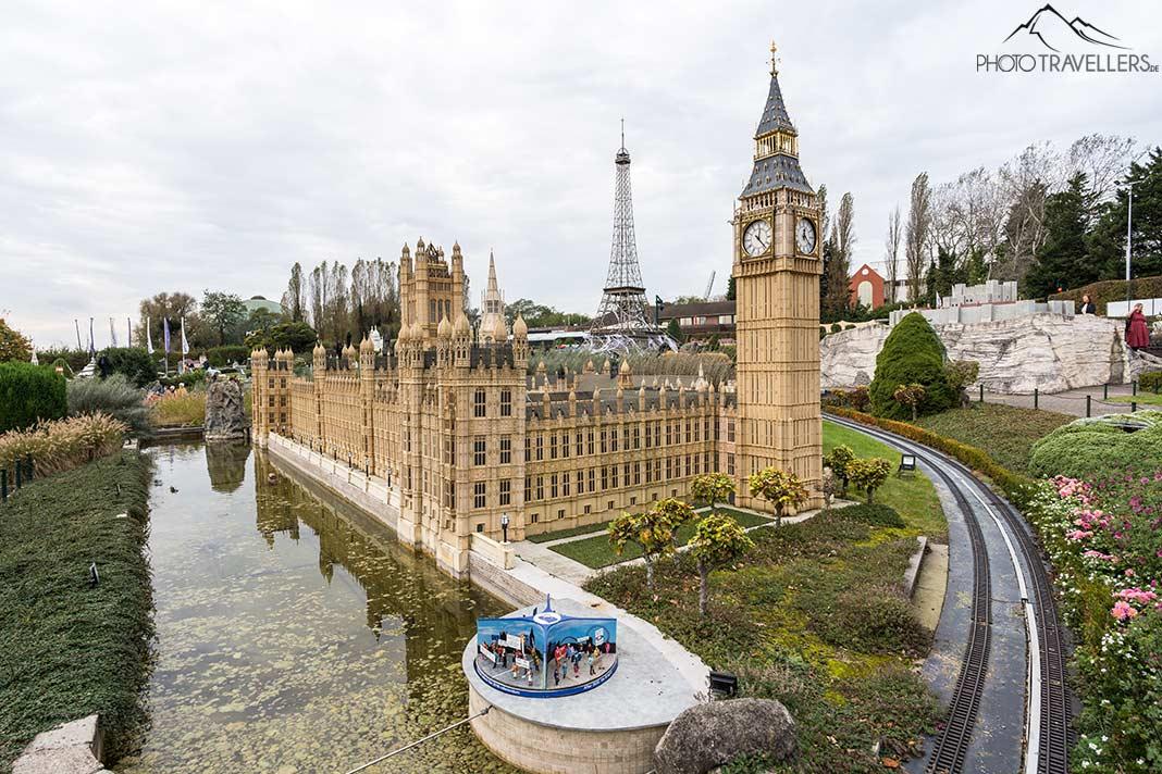 Big Ben et le parlement de Londres, avec derrière la tour Eiffel, au Mini-Europe à Bruxelles