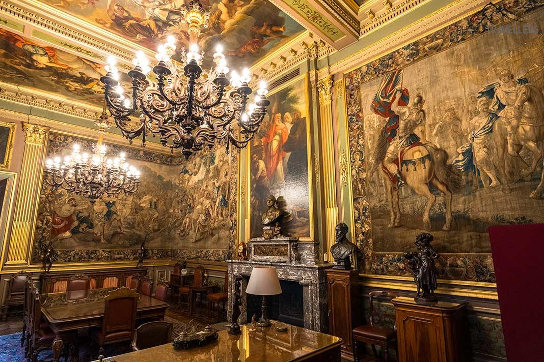 Une salle imposante dans l'Hôtel de Ville de Bruxelles