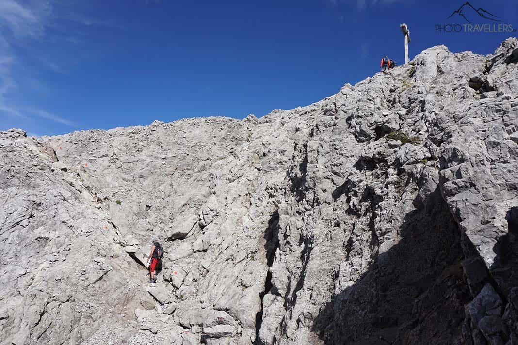 Mon camarade Maik sur l'ascension raide vers le Biberkopf, au-dessus la croix du sommet du Biberkopf