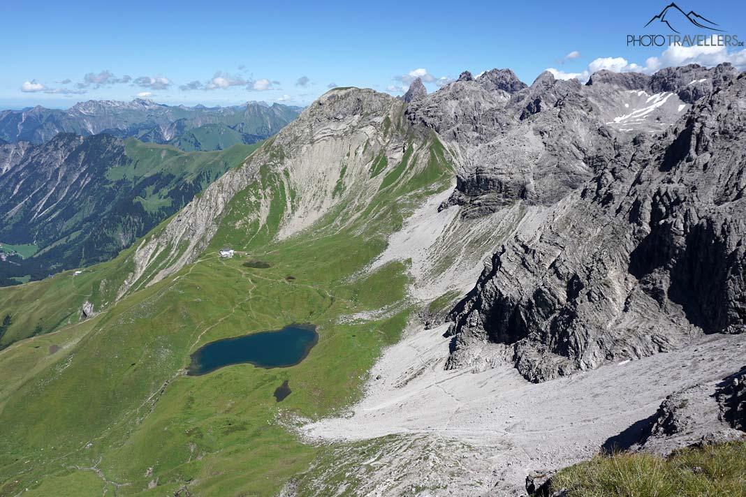 Vue du Rappenseekopf sur le Grand Rappensee et la Rappenseehütte