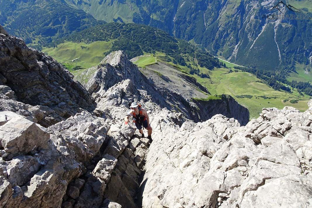 Vue de haut avec le blogueur de voyage Florian Westermann qui grimpe la pente au Biberkopf