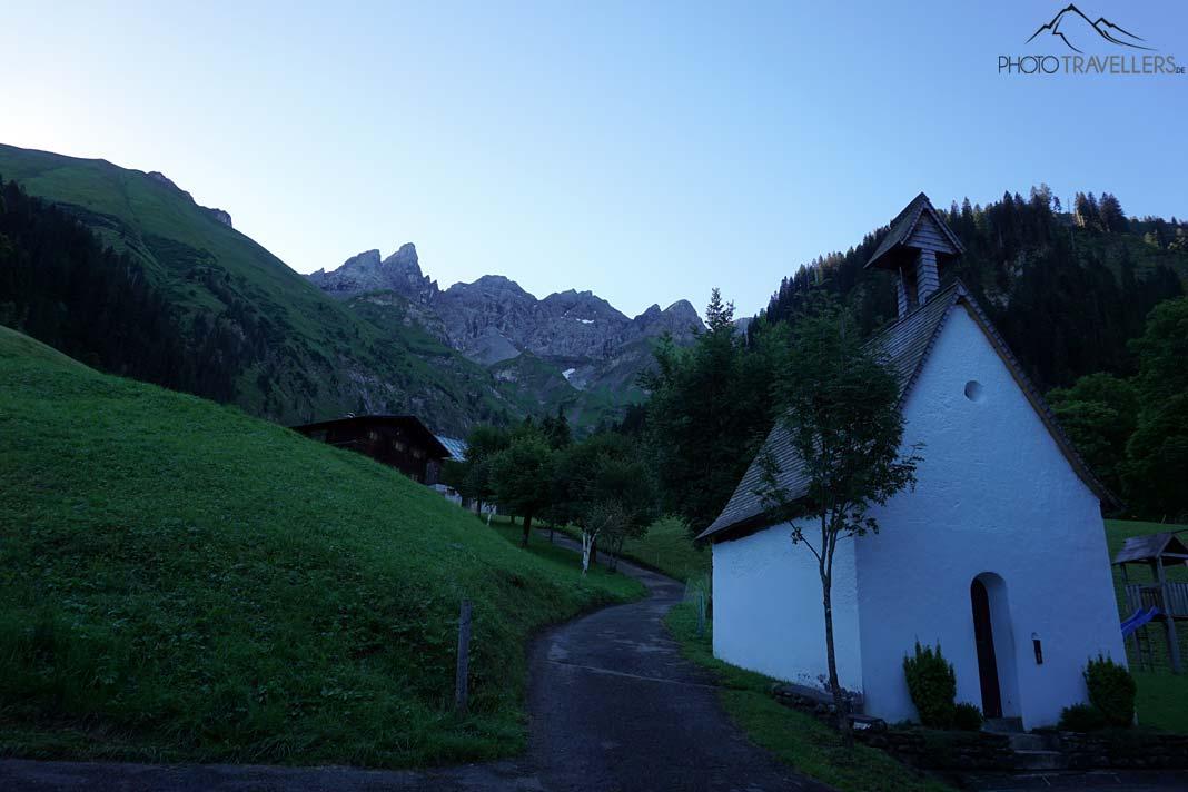 Une petite chapelle à Einödsbach, derrière les montagnes
