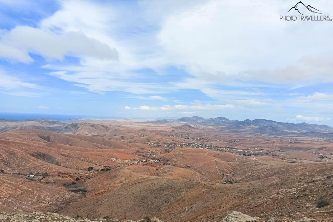 Vue sur le désert de pierres avec un ciel bleu au Mirador Morro Velosa