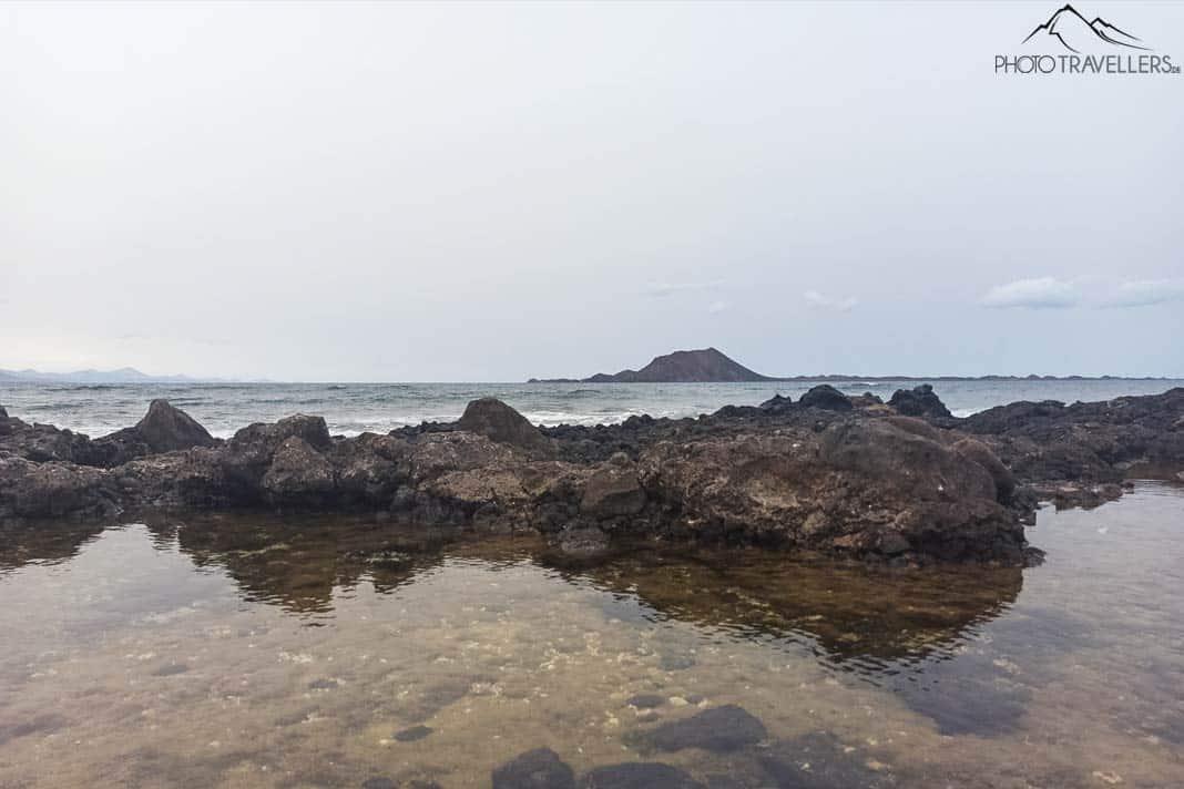 Vue sur des pierres dans la mer au large de l'île Lobos, l'île voisine de Fuerteventura