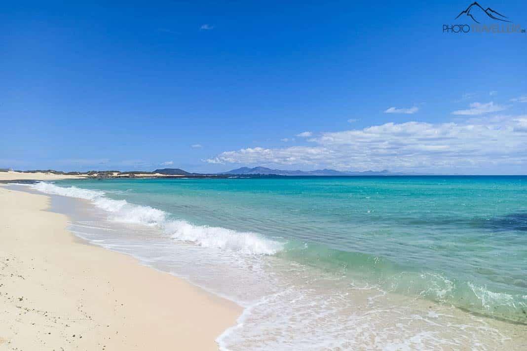 Plage avec mer turquoise au parc naturel de Corralejo à Fuerteventura