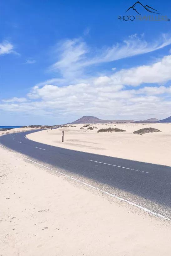 Route entre les dunes de sable de Corralejo dans le parc naturel Corralejo à Fuerteventura