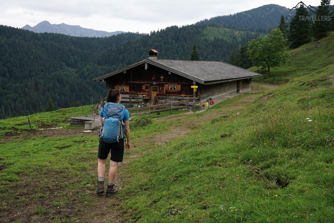 La blogueuse voyage Biggi Bauer devant la Neuhütte