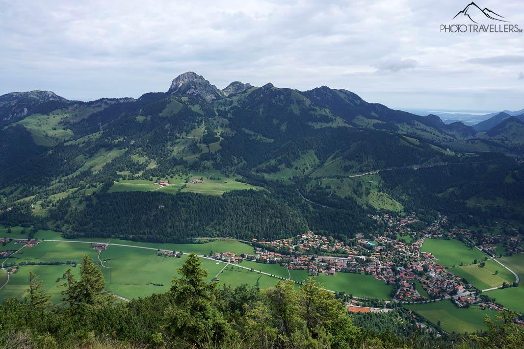 La vue depuis le sommet du Seebergkopf sur Bayrischzell et au-delà sur le Wendelstein