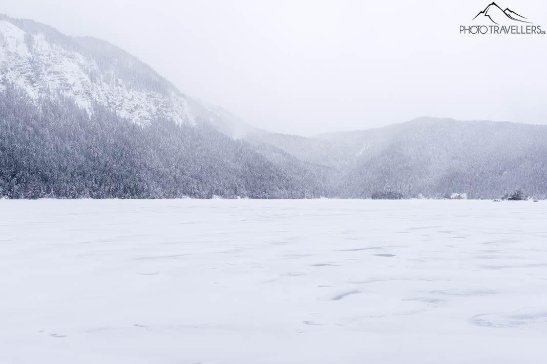 A vista do Eibsee congelado no inverno