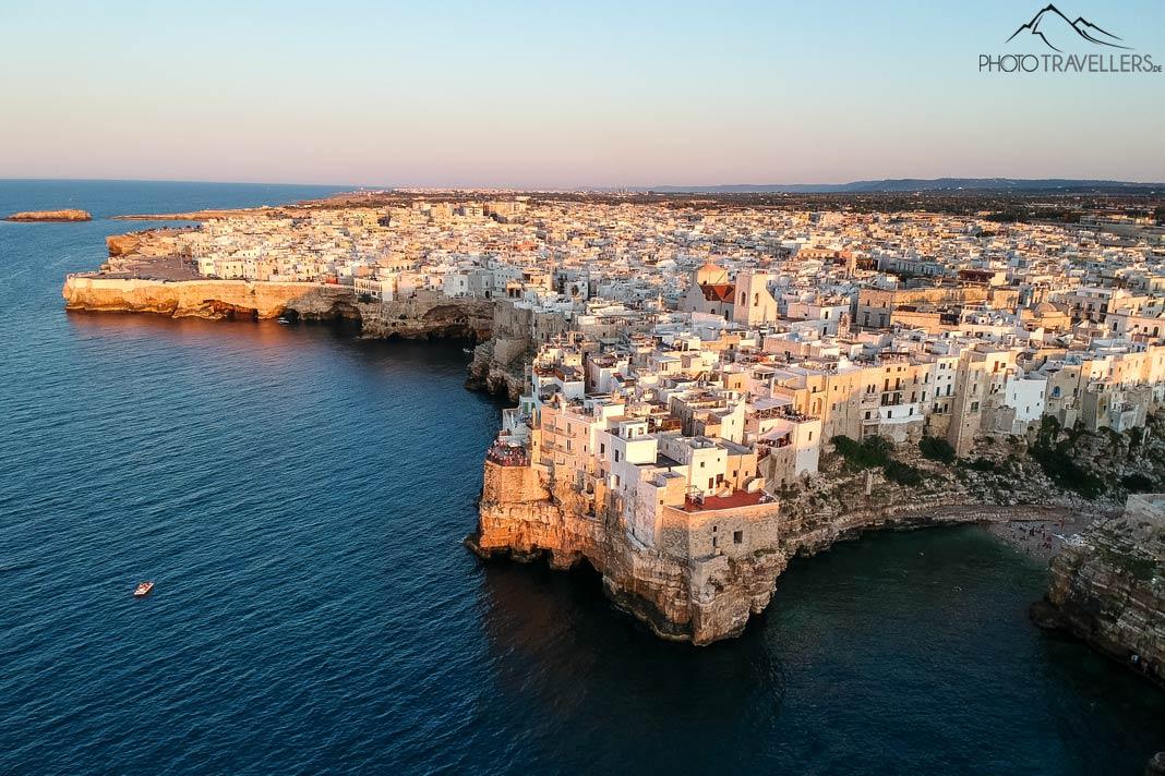 Vue aérienne de Polignano a Mare