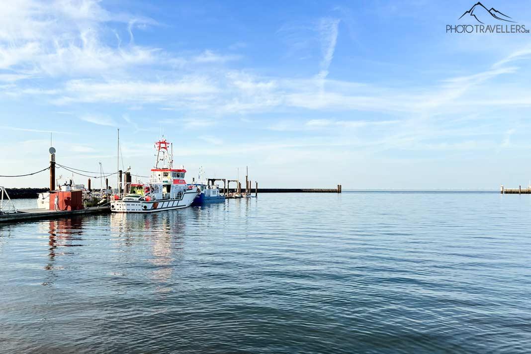 Um navio no porto de Cuxhaven